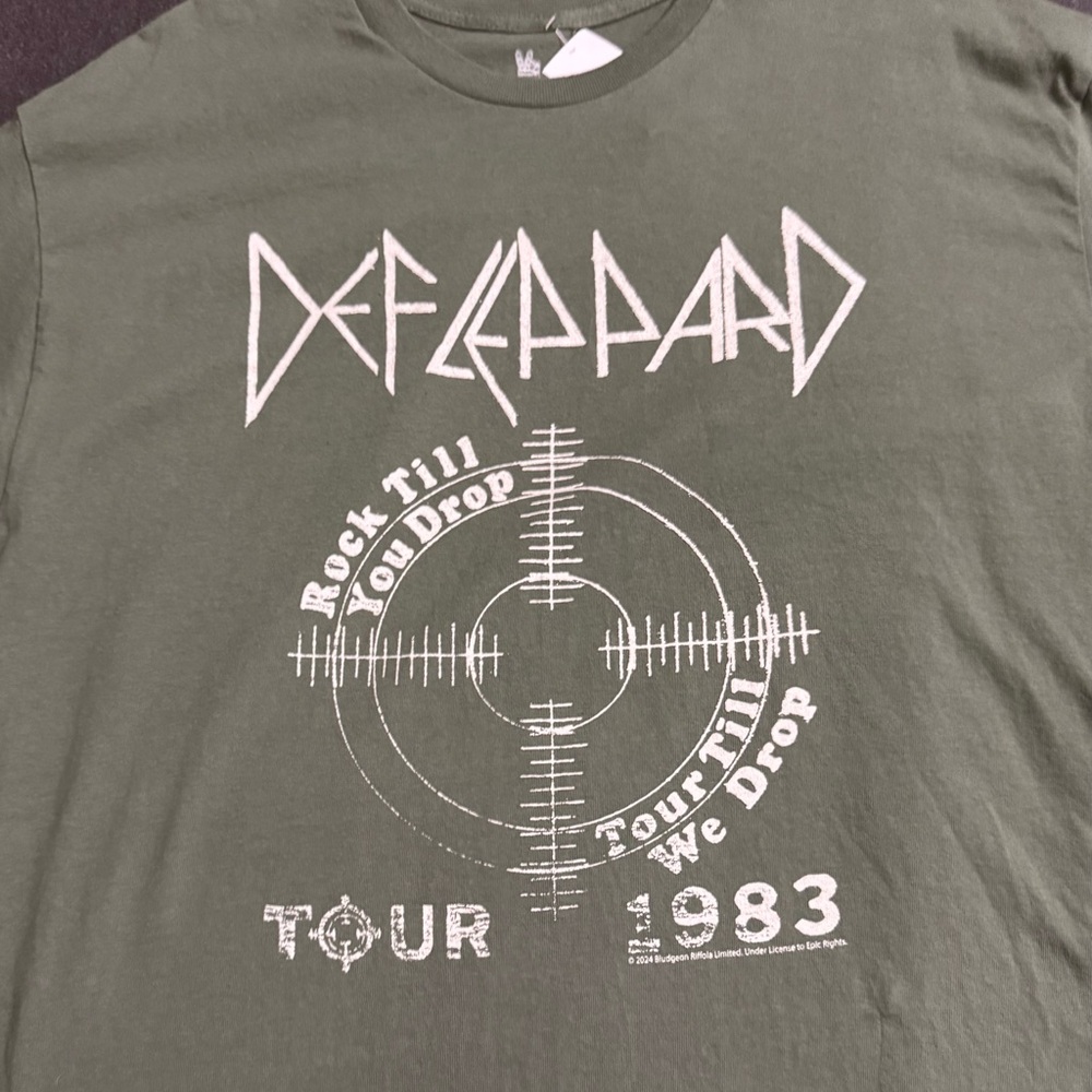 Junk Food Clothing: 
Def Leppard classic tour Tee- - Size L